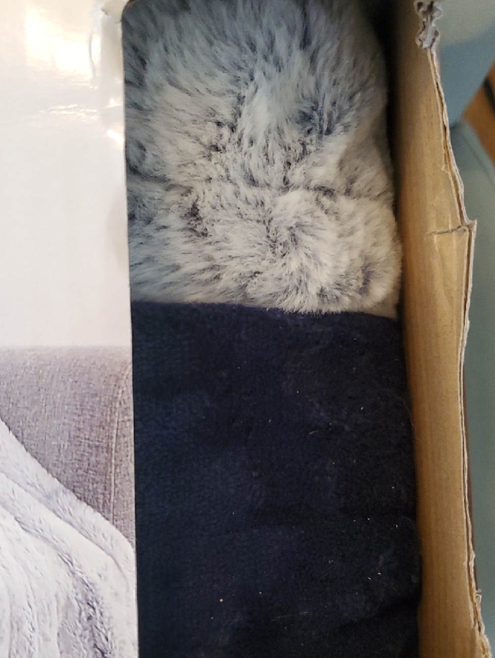 NEW Berkshire Heated Luxe Faux Fur Throw - Blue and White - Picture 6 of 11